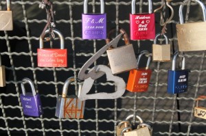 Liebesschlösser; CC-BY-SA von Wikipedia-Nutzer "ILA-boy".