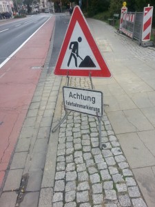 Vorsicht, normal markierte Straße!