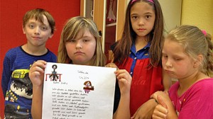 Kinder halten Brief in die Höhe und gucken traurig