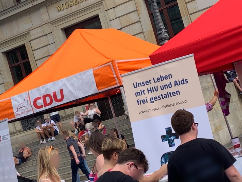 CDU-Stand neben HIV-Stand